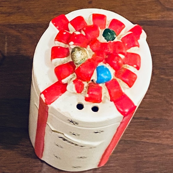 🎄🌟HP🌟VTG Set 1962 Mod Ceramic Christmas Presents Salt & Pepper Shakers - Picture 10 of 10